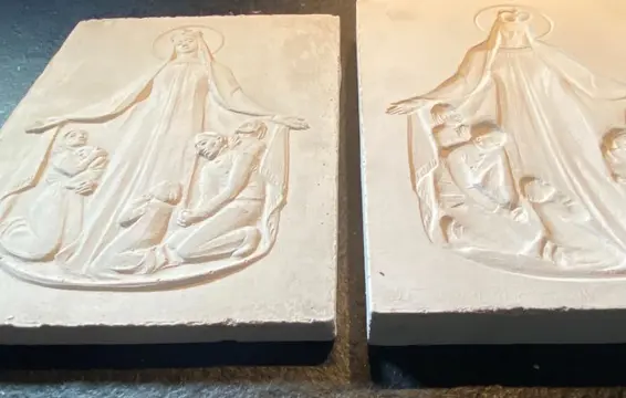 Hans Retzbach - Gipsmodel van een belornament - beschermmantel - Madonna (positief en negatief) (2) - Gips