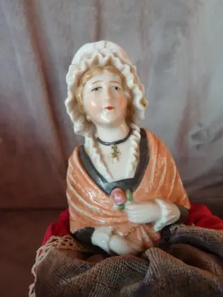 Oude snoepdoos van zijde en porselein (1) - zijde, papier, porselein