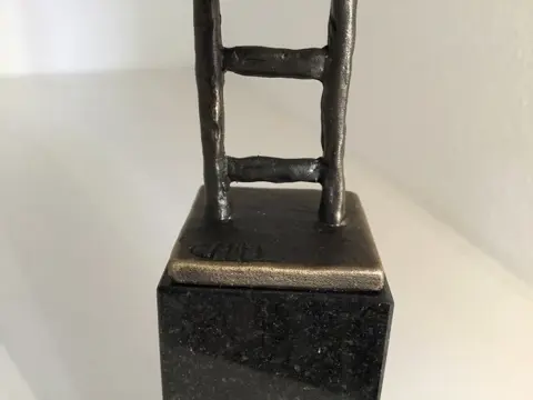 Corry Ammerlaan van Niekerk - Artihove - Sculptuur “ De Denker “. Gesigneerd - Alloy