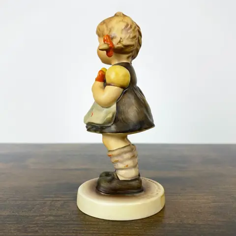 Hummel # 563/0 - Kleine bezoeker - TMK7 - Porselein