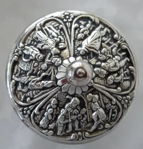 Herman Hooijkaas Schoonhoven - Drie verzilverde theebusjes - Douwe Egberts - Bas relief - Verzilverd