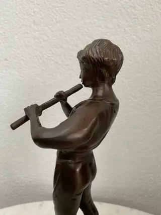 Beeld, fluit spelende jongen - Brons