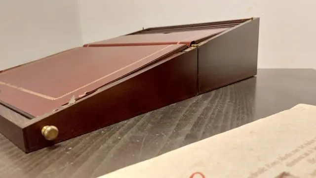 Remy Martin - Schrijfhelling - Hout, Mahonie