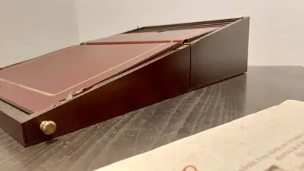 Remy Martin - Schrijfhelling - Hout, Mahonie