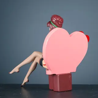 Saint Emett, Stephan - Twee lady beelden in design stoel - Polystone