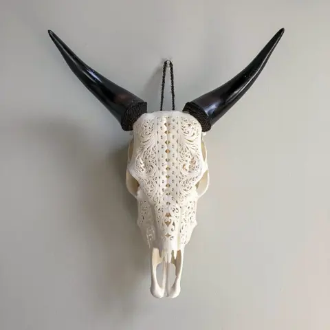 Skull Art - Handgesneden witte koeienschedel - Oneindigheidsmotief - Bos Stier - Been