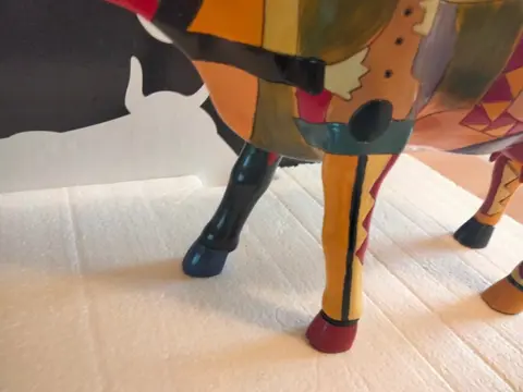 Clear Lake High School - Cow parade large in doos "Picowso's" - Hars/polyester