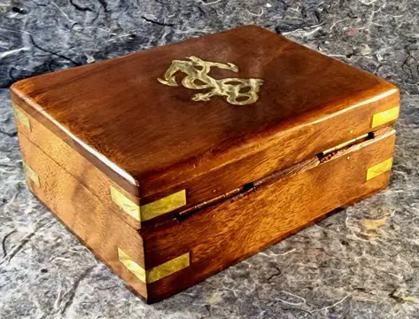 Houten kistje met messing toevoeging (1) - Hout, Messing