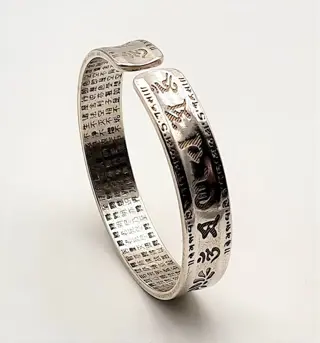 Armband - Gehamerde vorm - Lotus Sutra - Lettergrepen "Om maṇi padme hūm" (ॐ मणि पद्मे हूँ) - Innerlijke rust, ontwaken en verlichting - Gestempeld - 36,20 g