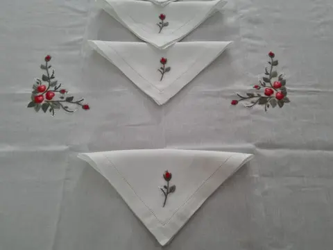 Tafelkleed x 12 Roselin stoomsteekborduurwerk met de hand puur linnen tafelkleed handborduurwerk - Linnen - 21e eeuw