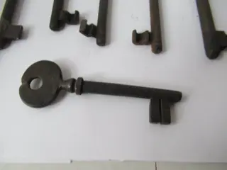 9 Antieke smeedijzeren sleutel - Smeedijzer