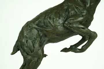 Groot sculptuur van springend edelhert - Brons