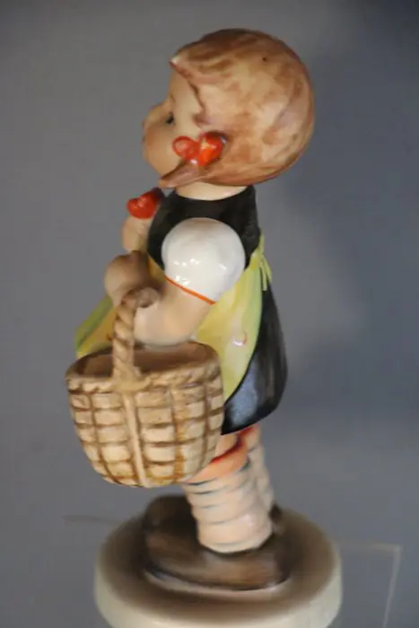 Goebel - M.I. Hummel - Meisje met mand - Porselein