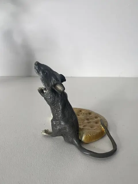 Beeld Muis met biscuit - Weens brons