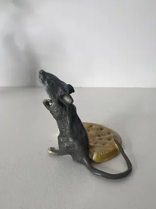 Beeld Muis met biscuit - Weens brons