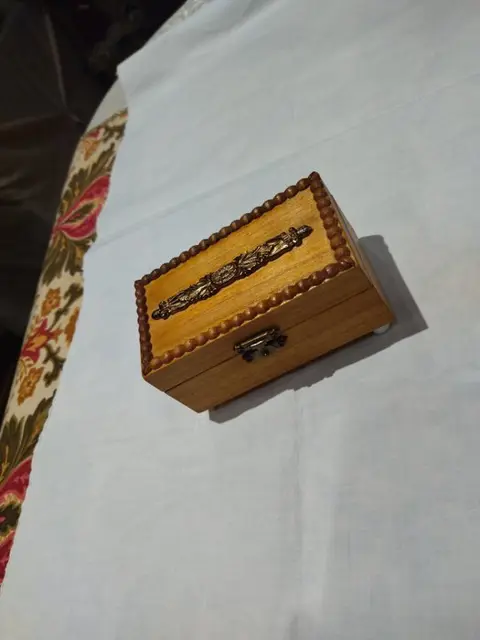 Sankio - Muzikale sieraden "Sankio" (1) - Romantisch - Textiel, Eikenhout - Fluweel