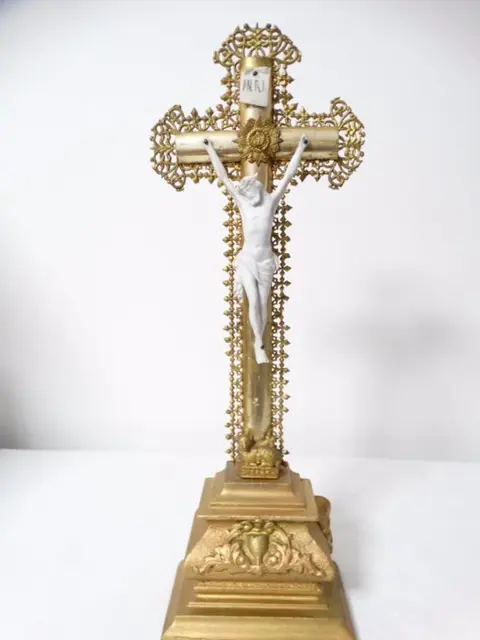 kruisbeeld en Godslampje (2) - hout/ porselein/ messing