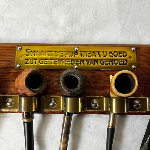 Antiek Eiken houten pijpenrekje met koperen plaatje en ophangbeugel met 5 diverse pijpen. - Hout, Koper