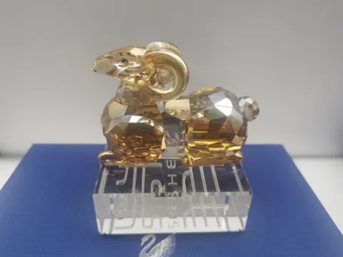 W Qian/Z Shao Fei - Swarovski - Aziatische iconen - Chinese dierenriem - Sheep Gold - 5068098 - in doos (1) - Kristal