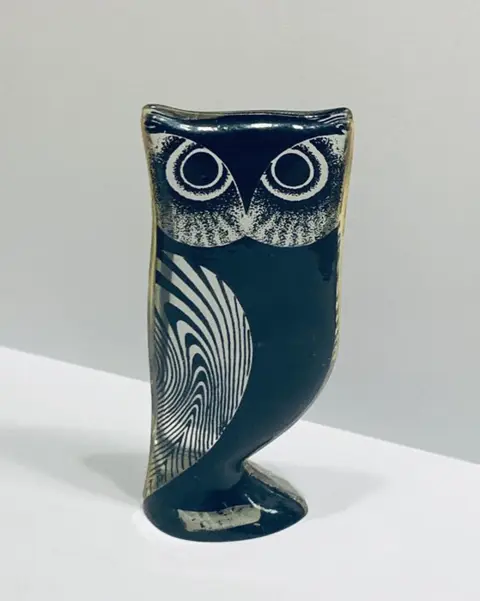 Adam Palatnik's "Black or Gray Owl" - Beeld - Lucite