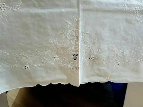 Tafelkleed x12 handborduurwerk Puur linnen tafelkleed x 12 met handborduurwerk - 260 x 175 cm - Linnen - 21e eeuw