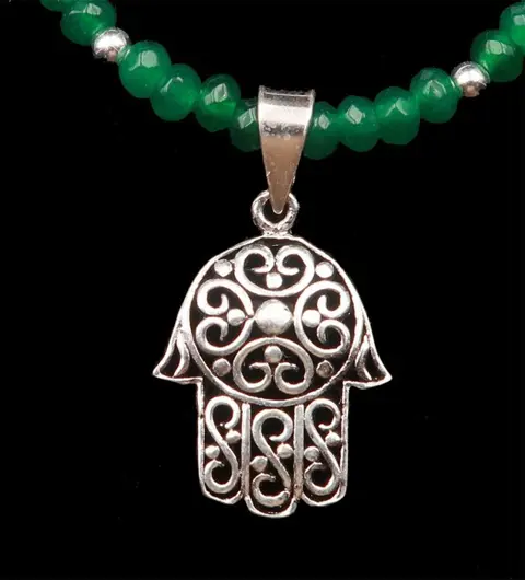 Ketting van smaragdgroene en zilveren kralen versierd met een Khamsa-medaillon van massief zilver - .925 zilver, Smaragd - Bescherming en welwillendheid - Beschermt tegen pech en trekt geluk aan
