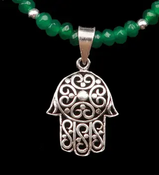 Ketting van smaragdgroene en zilveren kralen versierd met een Khamsa-medaillon van massief zilver - .925 zilver, Smaragd - Bescherming en welwillendheid - Beschermt tegen pech en trekt geluk aan
