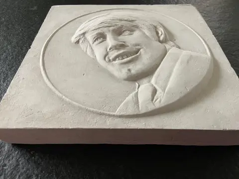 Hans Retzbach (1887 - 1976) - Beeld, Gipsreliëf - portret van de Duitse popzanger en acteur Roy Black - Realist - Gips