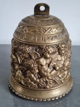 zware bronzen religieuze bel met engeltjes in reliëf - Brons