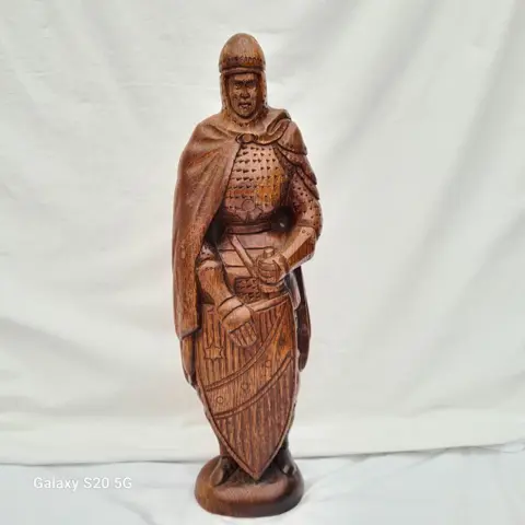 Ridder met schild - 45 cm hoog (1) - Hout