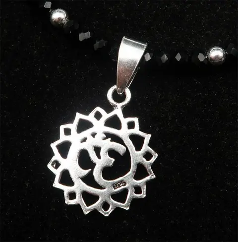 Boeddhistische beschermingsketting - heilige lettergreep "Om" ॐ in 925 sterling zilver - .925 zilver, Zwarte spinel - Het originele geluid - Innerlijke vrede