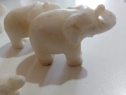 7 olifanten in albast marmer gesneden uit het midden van de 20e eeuw (7) - Marmer
