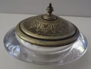 Kristallen pot met oude gegraveerde koperen deksel - Glas, Koper, Kristal