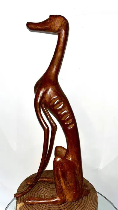 Abdoulaye derme - Sculptuur die een windhond voorstelt - 40 cm - Afrikaans brons