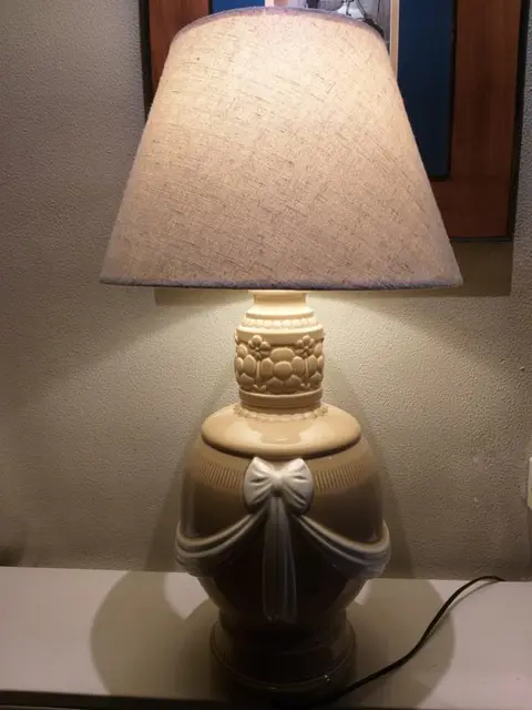 Ceramica Hispania S.A - Tafellamp Manises verzegeld en genummerd - Keramiek geglazuurd in wit en crème.