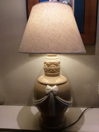 Ceramica Hispania S.A - Tafellamp Manises verzegeld en genummerd - Keramiek geglazuurd in wit en crème.