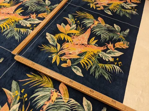 Fantastische 4 effen sneden "Giraffe" zijde fluweel door Enzo degli Angiuoni - 432 x 142 cm - Katoen, Viscose - 21e eeuw