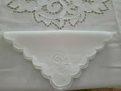 Spectaculair handgeborduurd tafelkleed !! puur linnen tafelkleed x 12 met handborduurwerk - 175x270 - Linnen - 21e eeuw