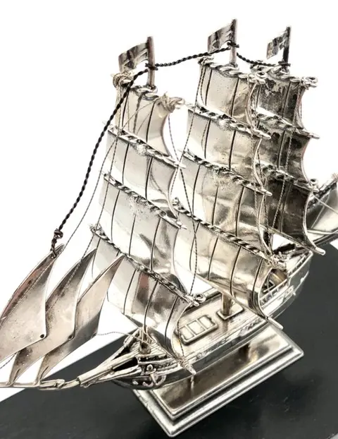 No reserve-Edelmetaalgieterij Argentor BV Zandvoort 1999 - Grote zware handgemaakt zilveren Driemaster onder vol zeil. - Zilver