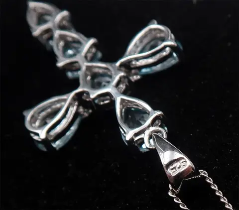 Schitterend zilveren kruis versierd met blauwe topazen gemonteerd op een massief zilveren ketting - .925 zilver, Blue Topaz - Verzacht, elimineert spanning en twijfel