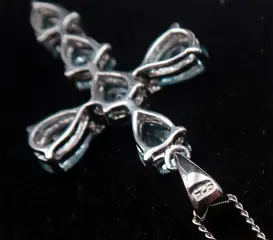 Schitterend zilveren kruis versierd met blauwe topazen gemonteerd op een massief zilveren ketting - .925 zilver, Blue Topaz - Verzacht, elimineert spanning en twijfel