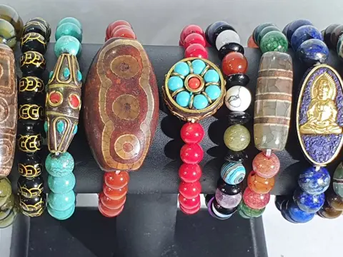 Boeddhistische mala armbanden met Dzi agaten (15) - Aquamarijn, lapis lazuli, Tibetaans agaat, turkoois howliet, onyx, zoetwaterparels, tijgeroog,