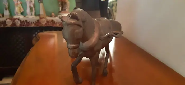 Schitterende koets met paard in massief messing uit eind 19e eeuw, 58 cm lang, 4,5 kg zwaar (1) - Volledig messing