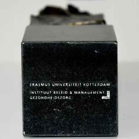 Ad Haring - Beeld - Graniet, Hars/polyester, Steen (mineraal)