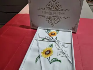 Elegante handdoeken 1+1 puur linnen geborduurd Zonnebloemen in cordonsteek door handdoeken 1 + 1 - Linnen - 21e eeuw