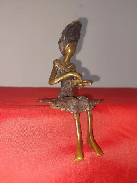 Beeldje dat een zittende Afrikaanse vrouw voorstelt (1) - Brons