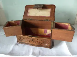 Handgesneden houten kist uit het Zwarte Woud (1) - Hout