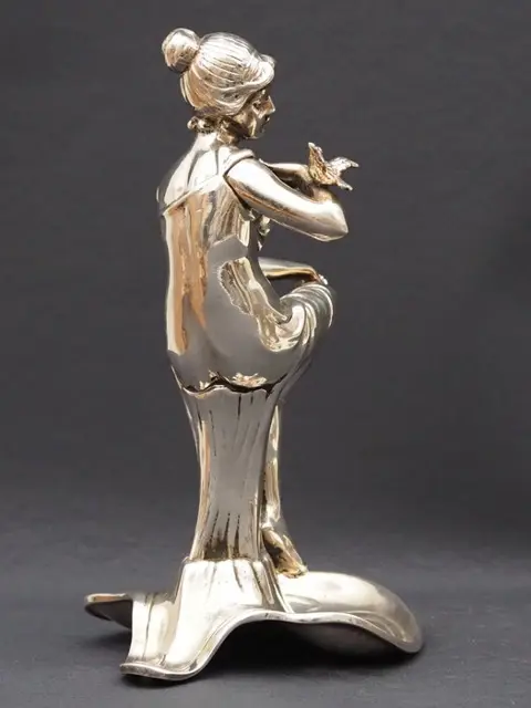 Beeld(je), 'Vrouw met vogeltje' - Legering