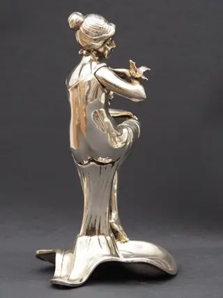 Beeld(je), 'Vrouw met vogeltje' - Legering