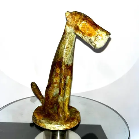 Abdoulaye derme - Sculptuur die een voshond voorstelt - Afrikaans brons